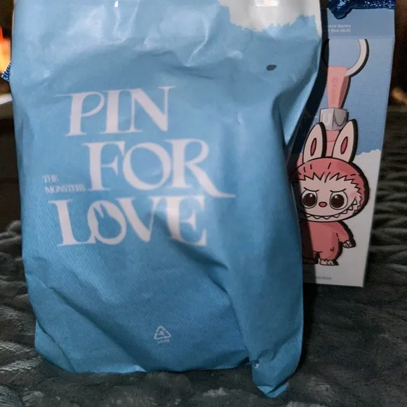 Popmart Pin for love The letter is O - Picture 3 of 3